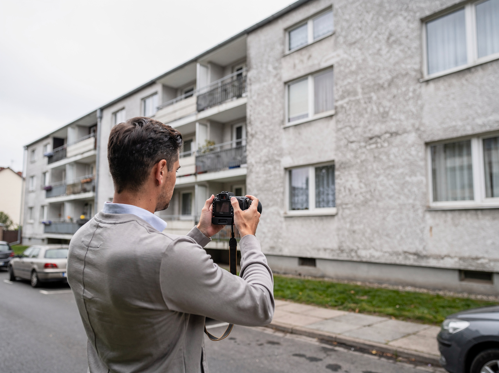 Sachverständiger dokumentiert die Fassade eines Nachkriegsbaus in Frankfurt